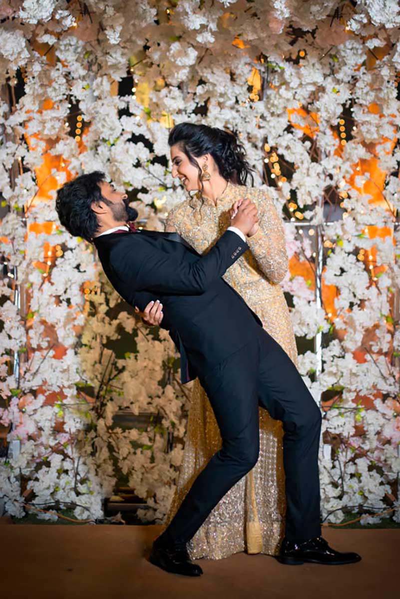 Wedding poses for couples  Romantic couple poses for photography 